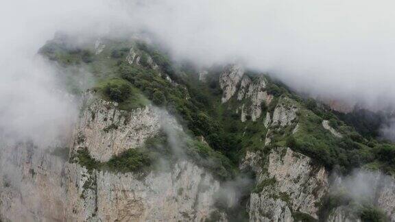 高山嶙峋山坡陡峭山峰上长满了茂密的绿色森林