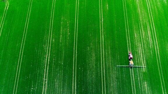 拖拉机喷洒场航拍照片GMO的背景