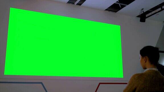 女人看大空白绿色屏幕-电影模拟
