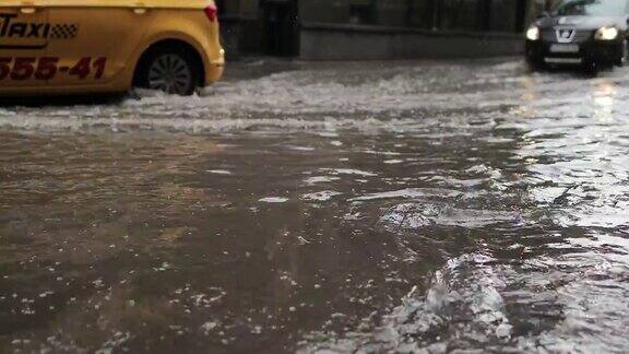 汽车穿过被洪水淹没的城市街道