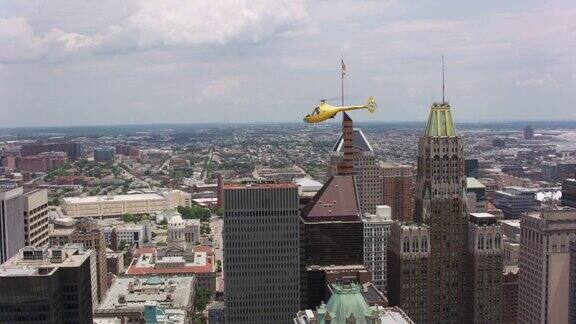 直升机飞过马里兰州巴尔的摩上空的航拍
