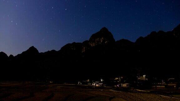 夜深人静的山边村庄星星间隔拍摄
