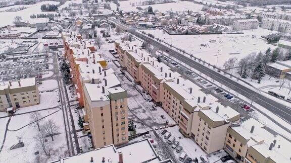 WS鸟瞰图冰雪覆盖的冬季城市马里博尔斯洛文尼亚