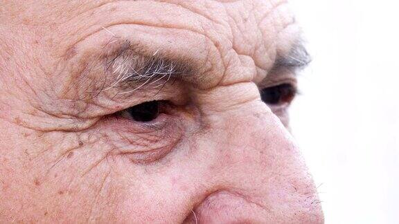 老人的眼睛近距离观察长者的眼睛