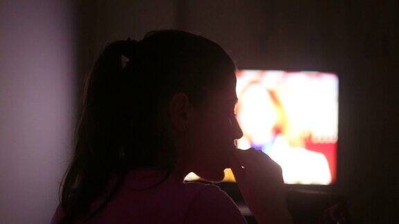 年轻女子深夜看电视