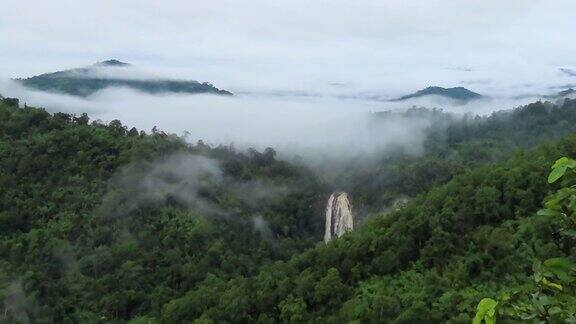 热带雨林中有雾的高角度瀑布