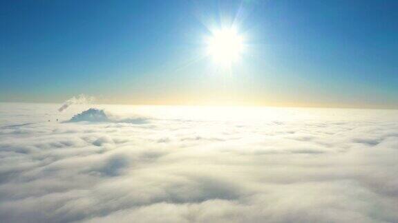 灿烂的太阳和晴朗的蓝天而飞行在阴云之上