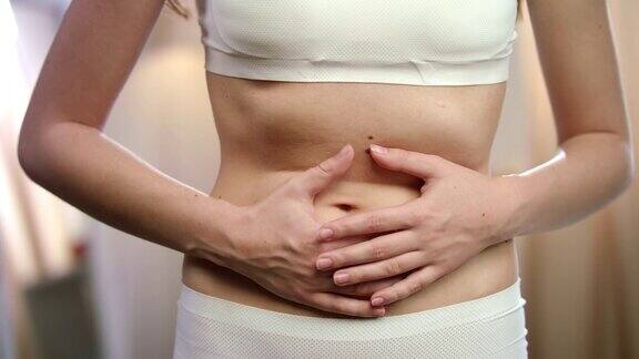 女人身体感到腹痛月经疼痛疾病在身体上痉挛