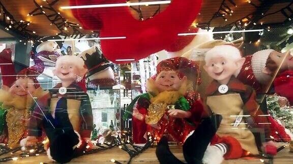 圣诞饰品装饰在玩具店陈列橱窗里