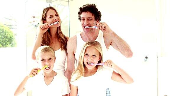幸福家庭一起刷牙