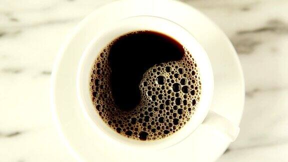 黑咖啡倒