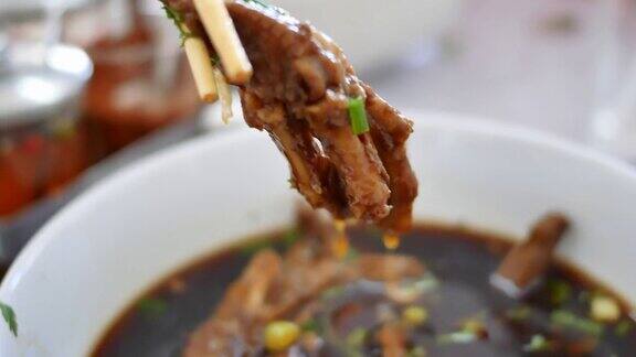 一碗麻辣鸡爪汤泰国当地的食物