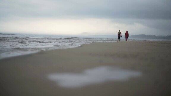 一对情侣在海滩上散步