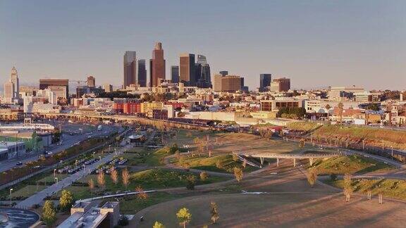 洛杉矶州立历史公园和市中心在日出-无人机拍摄