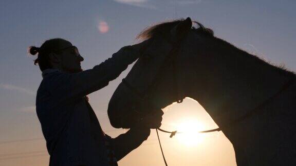 一个年轻人抚摸着一匹马