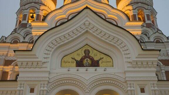 近距离观察爱沙尼亚塔林东正教教堂墙上的图像