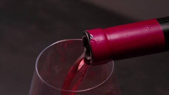 将红酒从瓶中倒入玻璃杯中