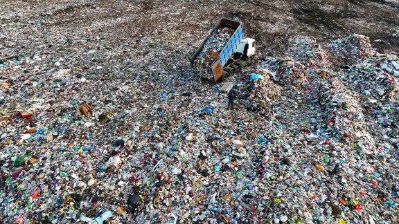 垃圾车在卸下垃圾填埋固体生活废物