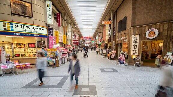 时光流逝:行人挤在日本名古屋大观景商场购物