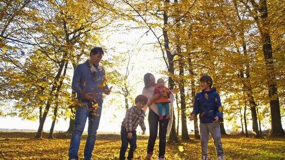 SLOMO快乐的家庭在秋天公园