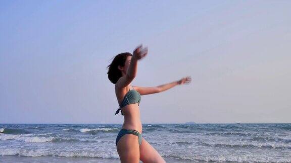 少女在沙滩上散步享受的生活方式自由旅行假期iStock