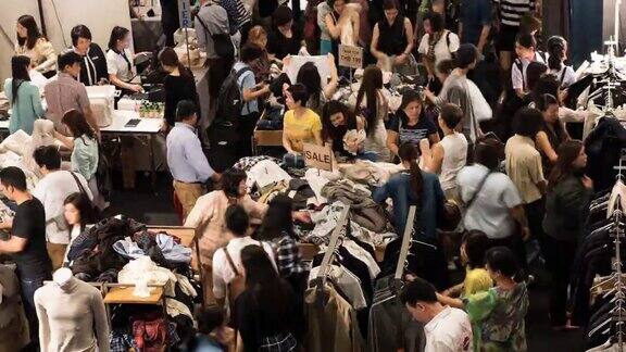 人们在购物中心买衣服