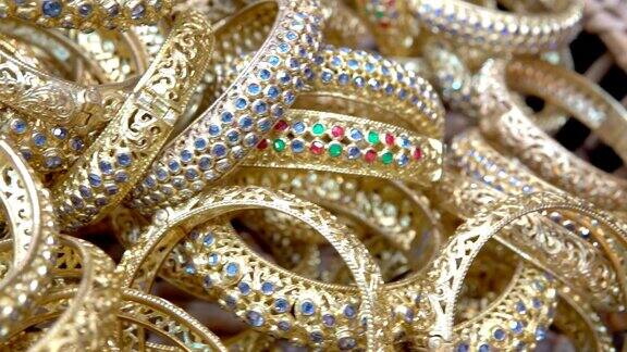 奢华的泰国古风黄金饰品与婚礼女子