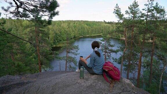 在芬兰看湖喝茶的女人