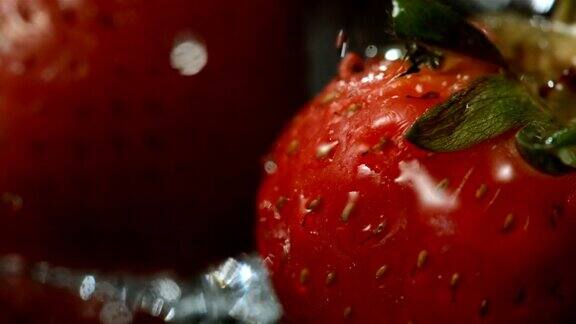 HD超级慢动作:水滴落在草莓上
