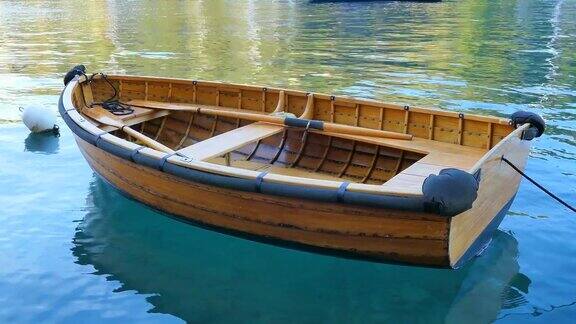 意大利波托菲诺的木制划艇