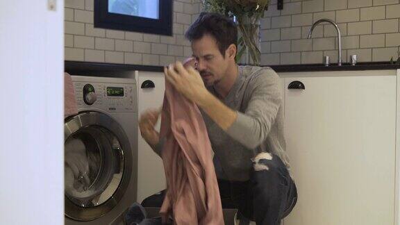 成熟男人洗衣服