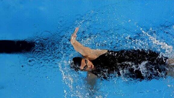 HD超级慢动作:年轻女子仰泳
