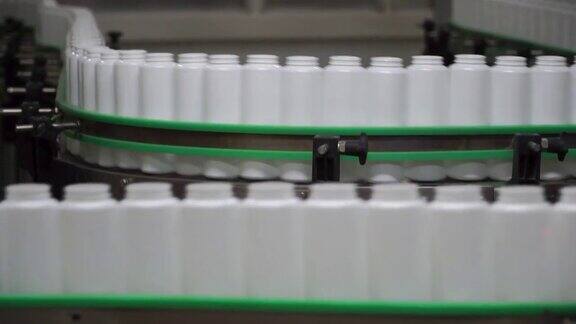 工厂和研究夹瓶子在生产线上移动瓶子在传送带上排成一行生产过程