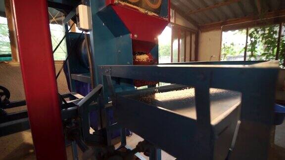 联合碾米机的一部分用于将糙米从水稻中分离出来