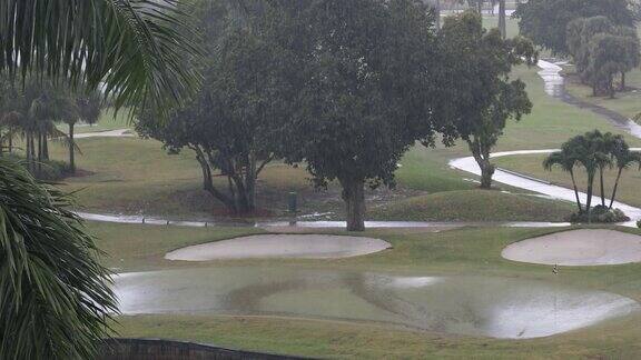 雨落在高尔夫球场上
