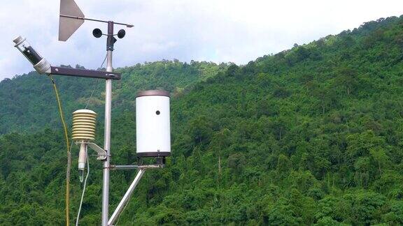 气象气象站天线与气象传感器灰色多云天空和森林背景