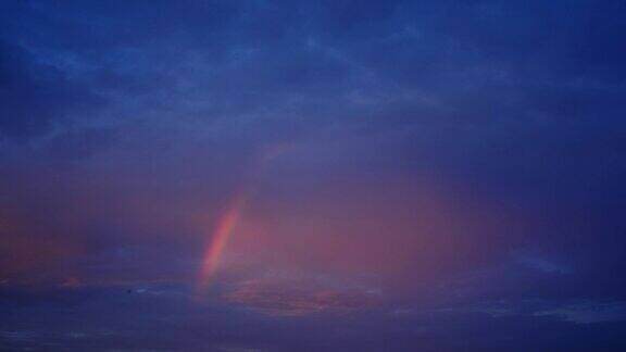 彩虹在傍晚的天空时间流逝
