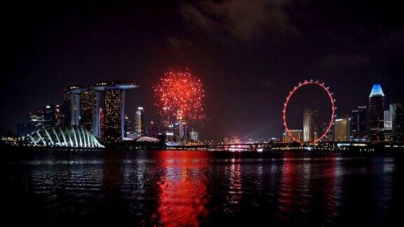 新加坡国庆日晚上在新加坡市中心滨海湾地区燃放烟花金融区摩天轮还有摩天大楼