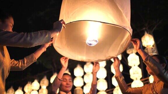 美丽的女人与朋友在LoiKrathong(YiPeng或YeePeng)节泰国清迈