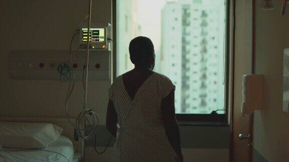 老病人透过医院的窗户往外看