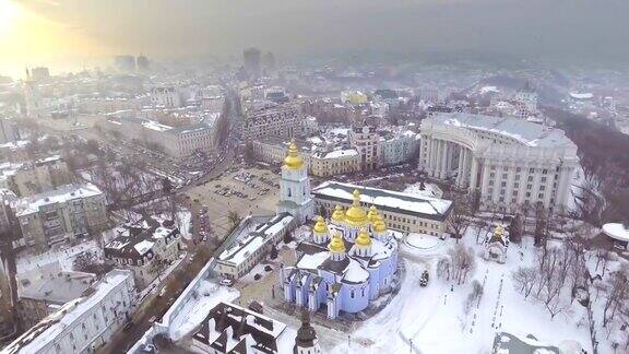 圣迈克尔金顶修道院是位于乌克兰基辅的一座正常运转的修道院
