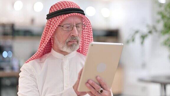阿拉伯老商人使用数码平板电脑