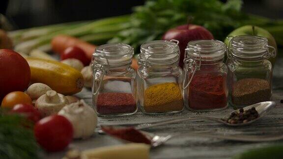 厨房桌上放着蔬菜和香料
