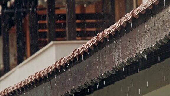 屋顶上的大雨