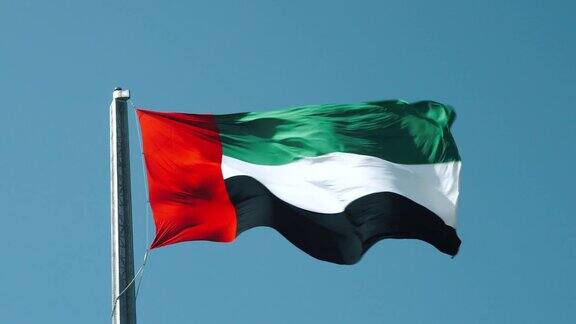 阿拉伯联合酋长国的旗帜在晴朗的天空中飘扬