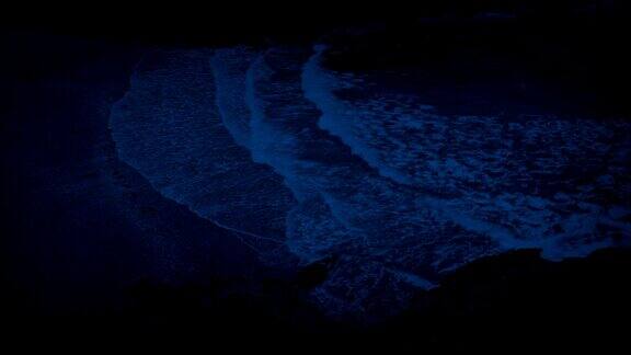 晚上海滩上的大浪
