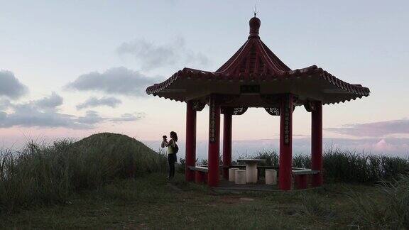 中国馆亚洲女子在台湾茶壶山拍照