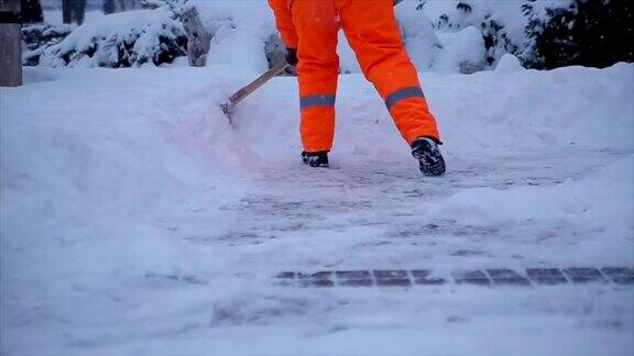工人们在冬天清扫路上的积雪从暴风雪中清理城市