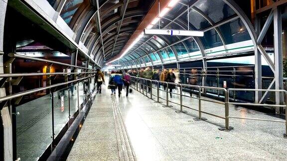 高清延时:中国重庆地铁站的行人人群