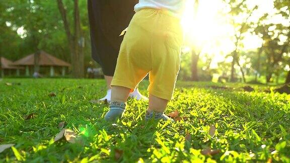 婴儿第一次踏在草地上独立的第一步